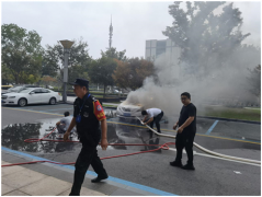 闹市街头车辆自燃 中信银行员工挺身灭火